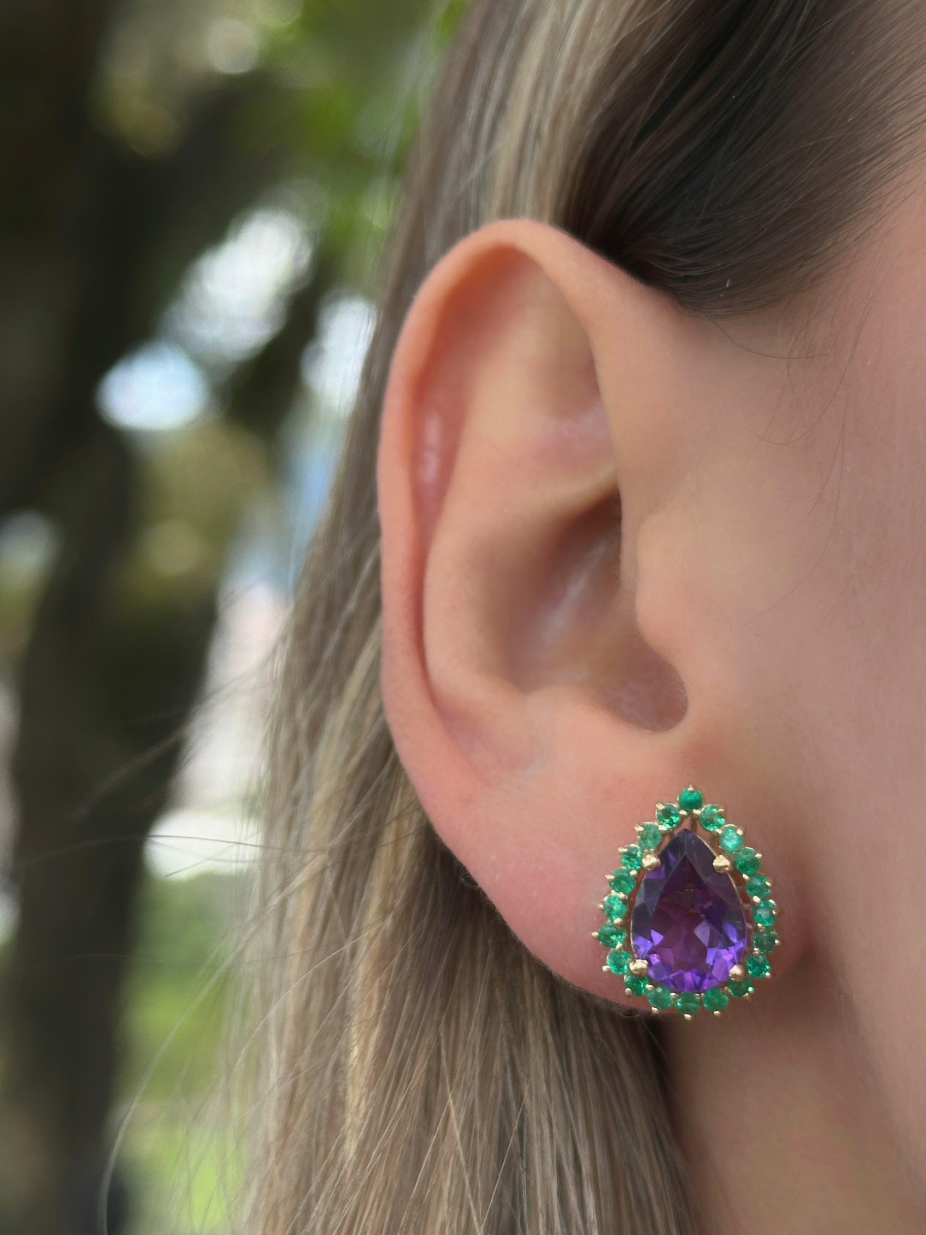 Aretes Hindi grandes amatista y esmeraldas
