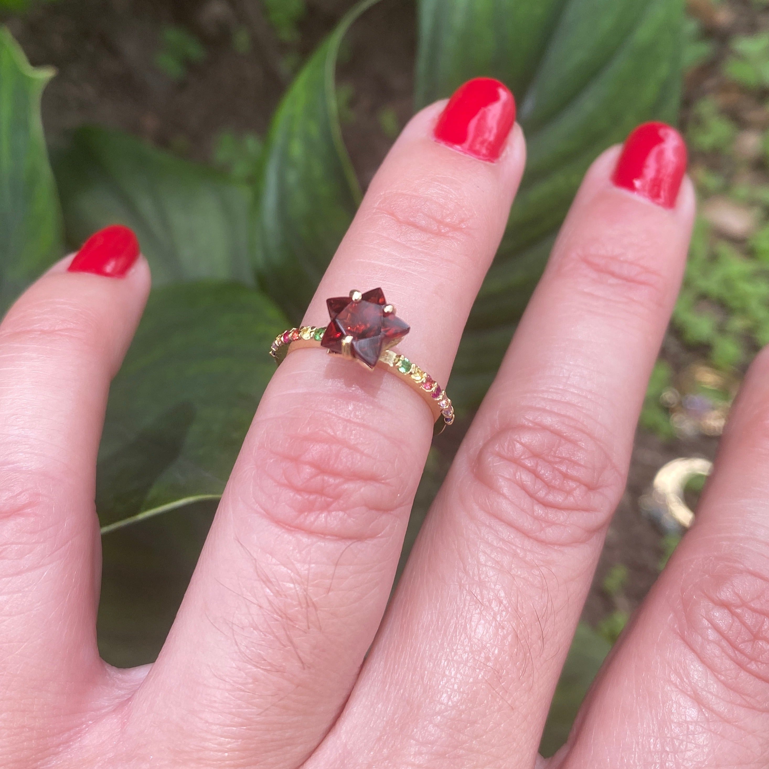 Anillo estrella 8 mm con zafiros de colores