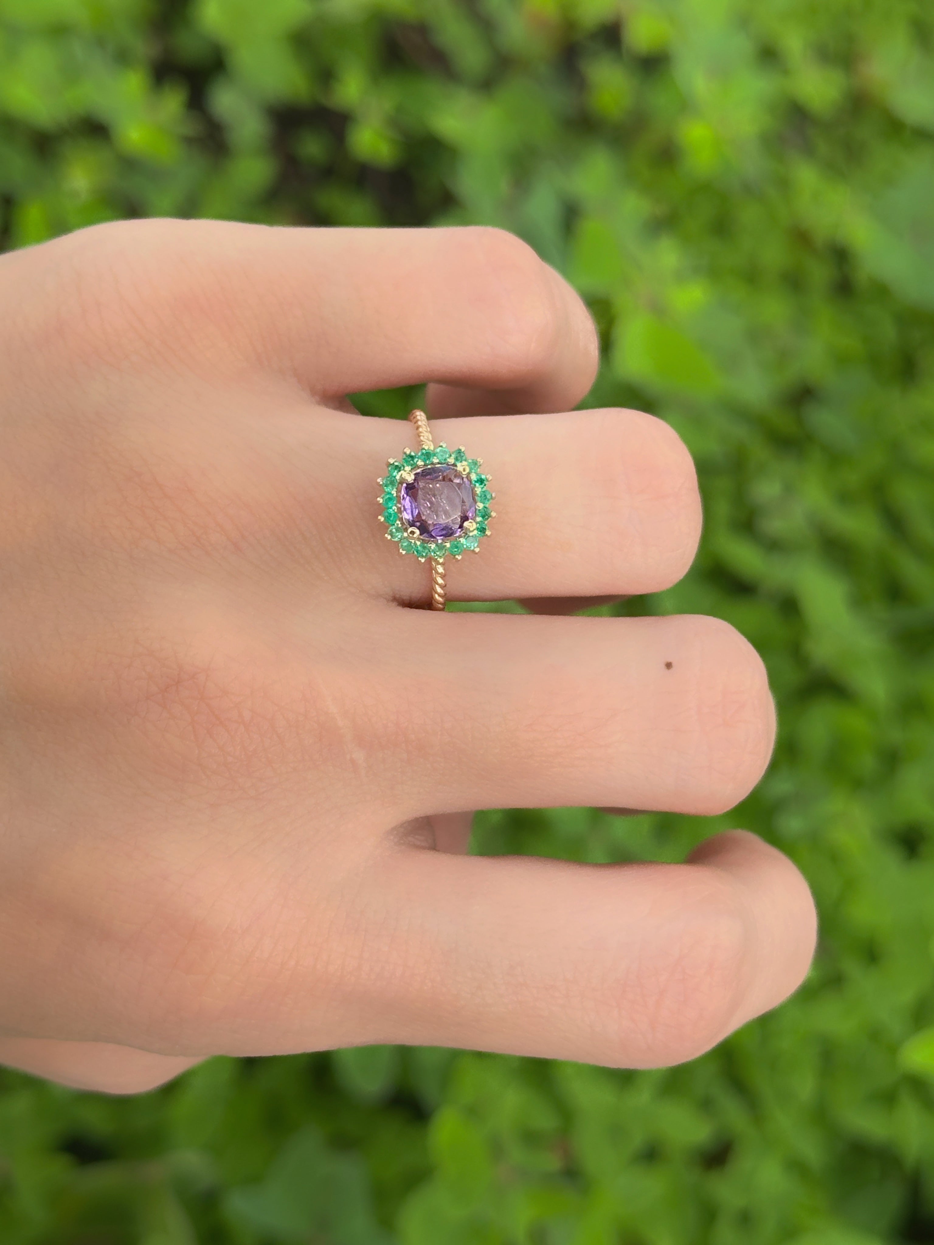 Anillo mini Amatista cluster esmeraldas