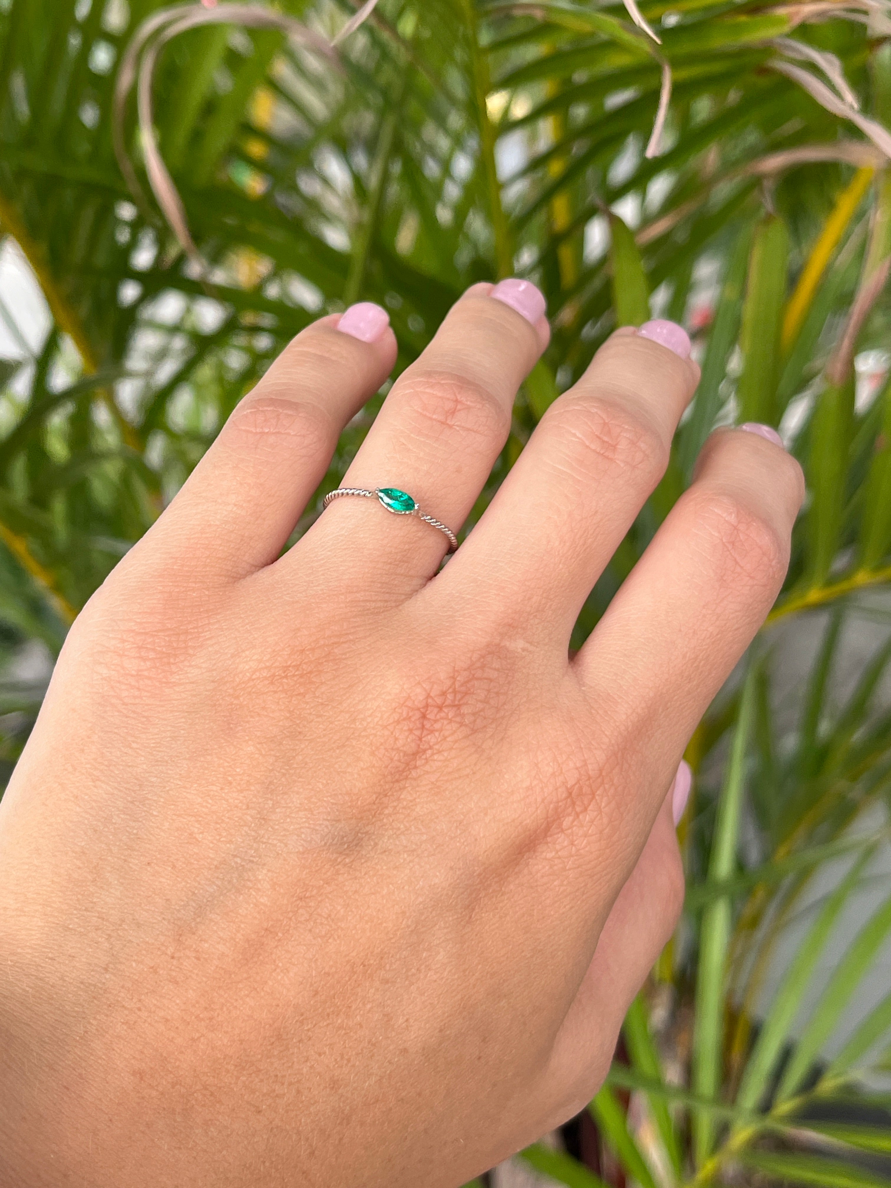 Anillo espiral love mini esmeralda Oro blanco