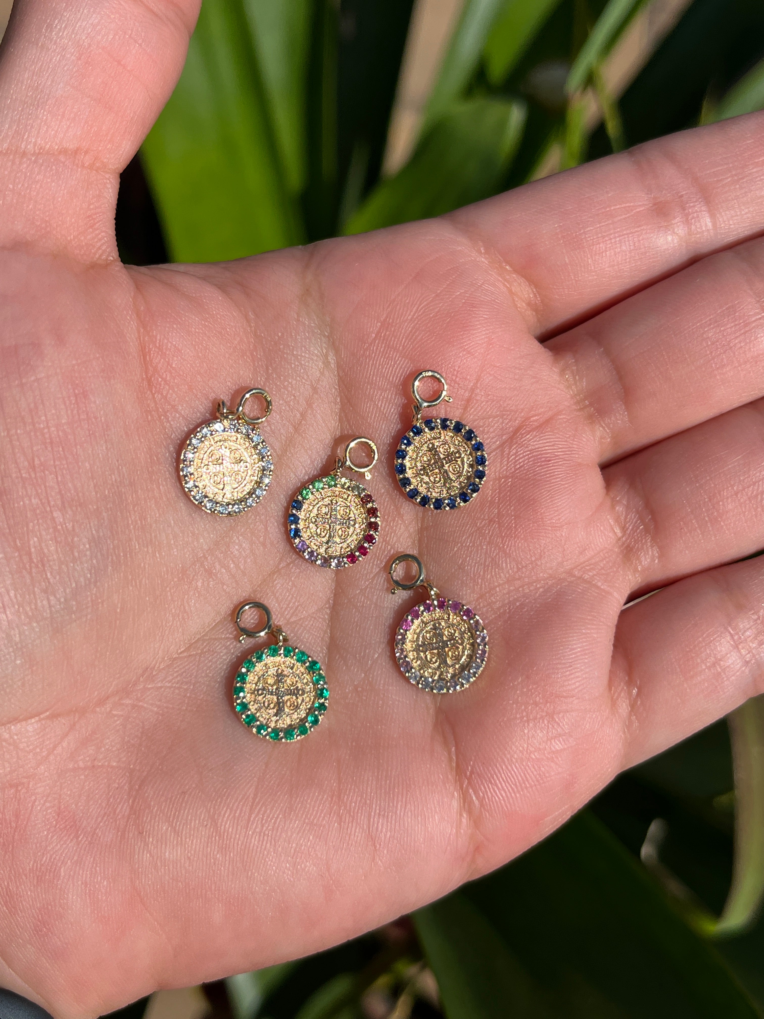 Dije Medalla de San Benito con piedras naturales