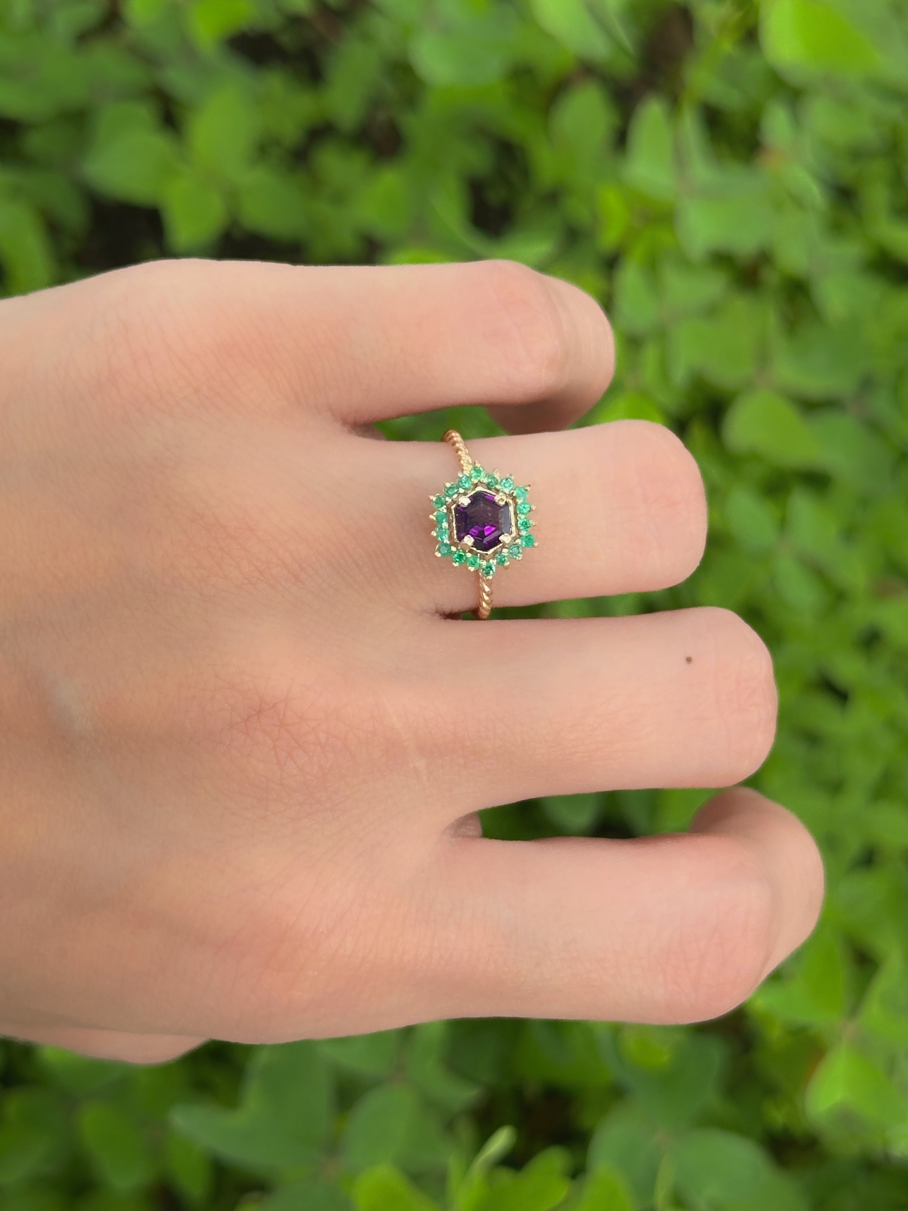 Anillo mini Amatista cluster esmeraldas