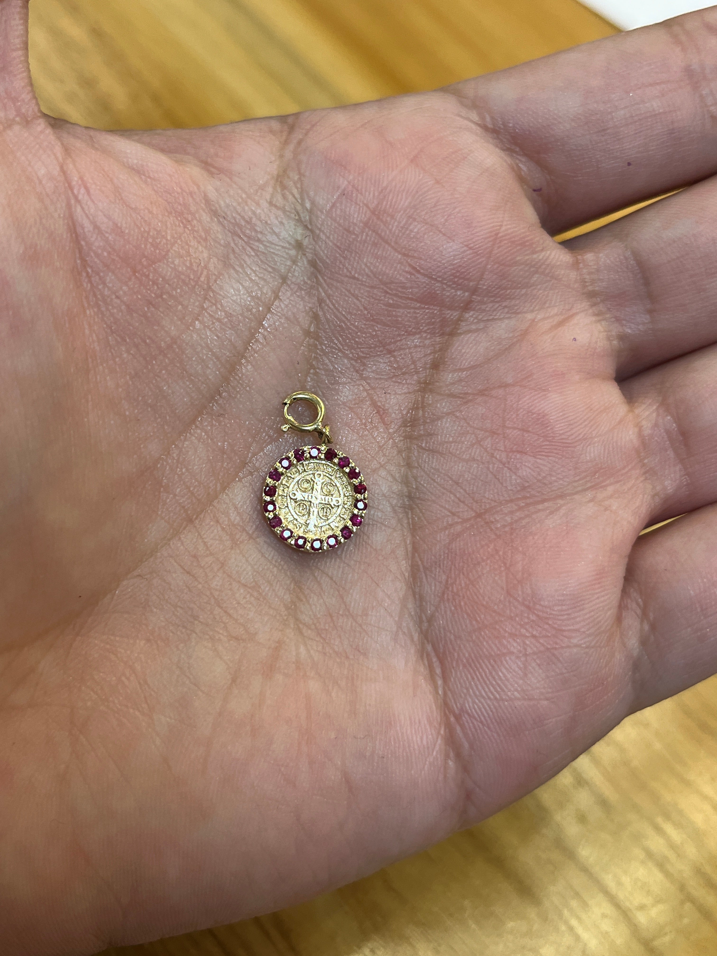 Dije Medalla de San Benito con piedras naturales