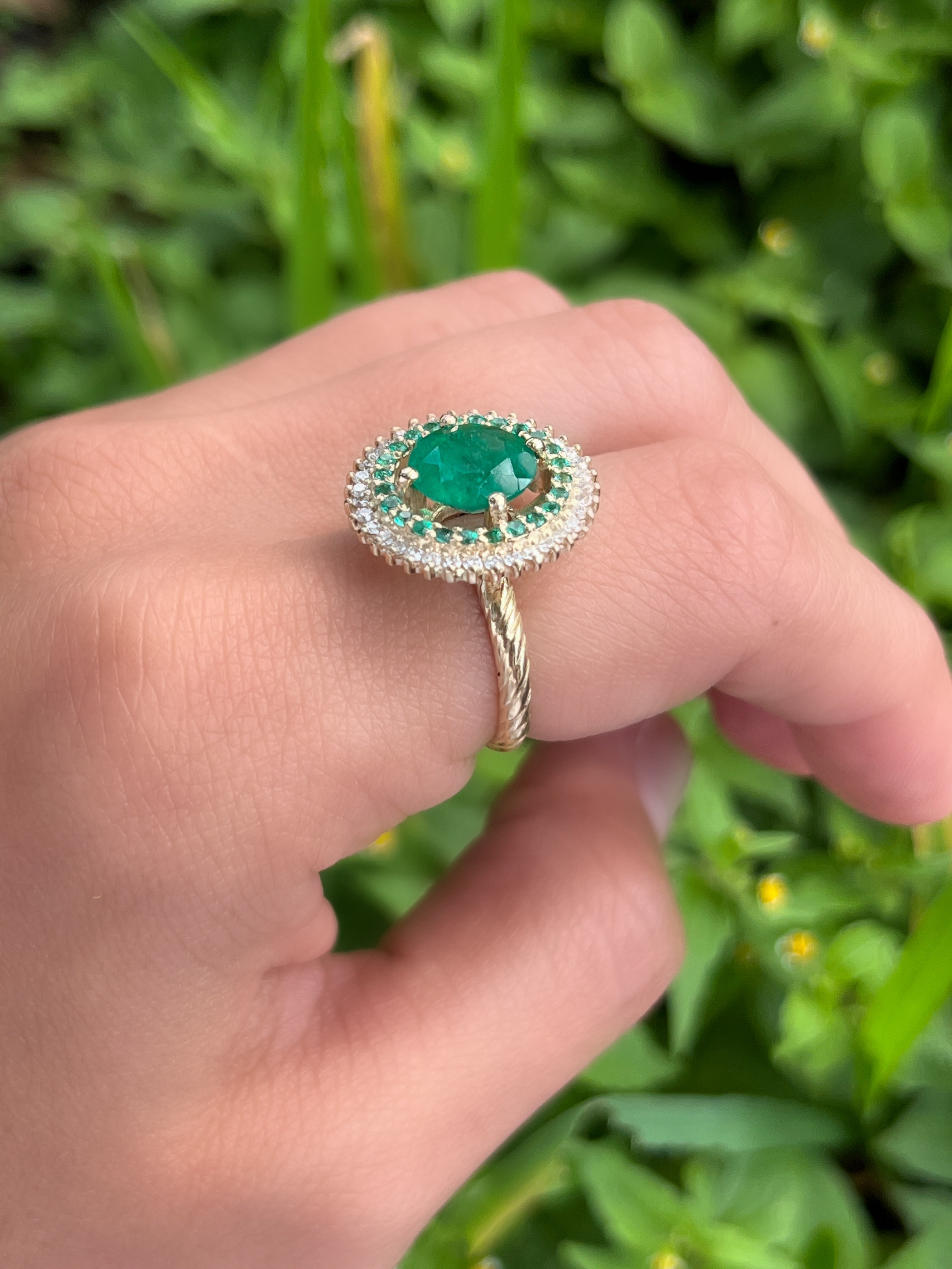 Anillo Esmeralda doble halo redondo