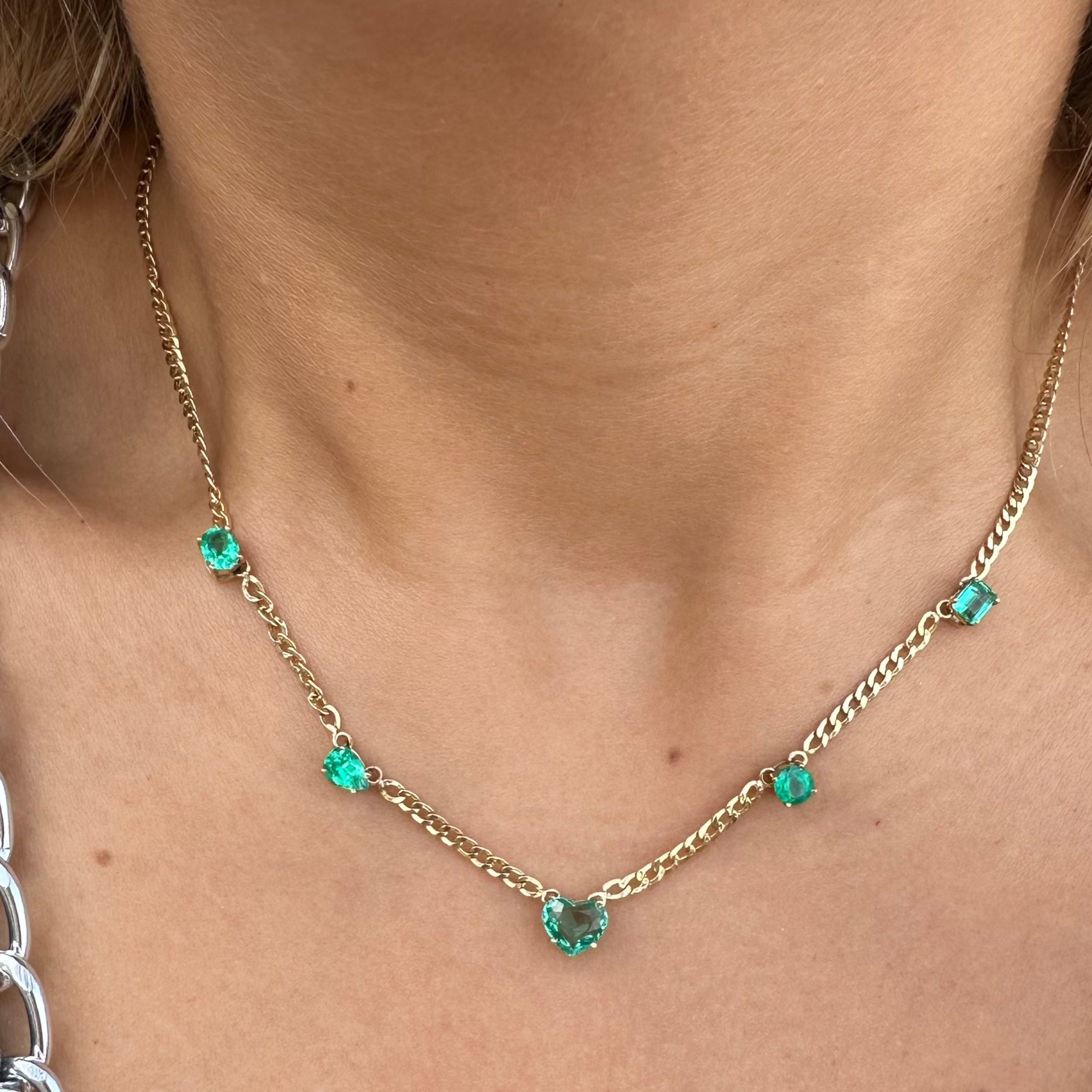 Collar explosión de esmeraldas