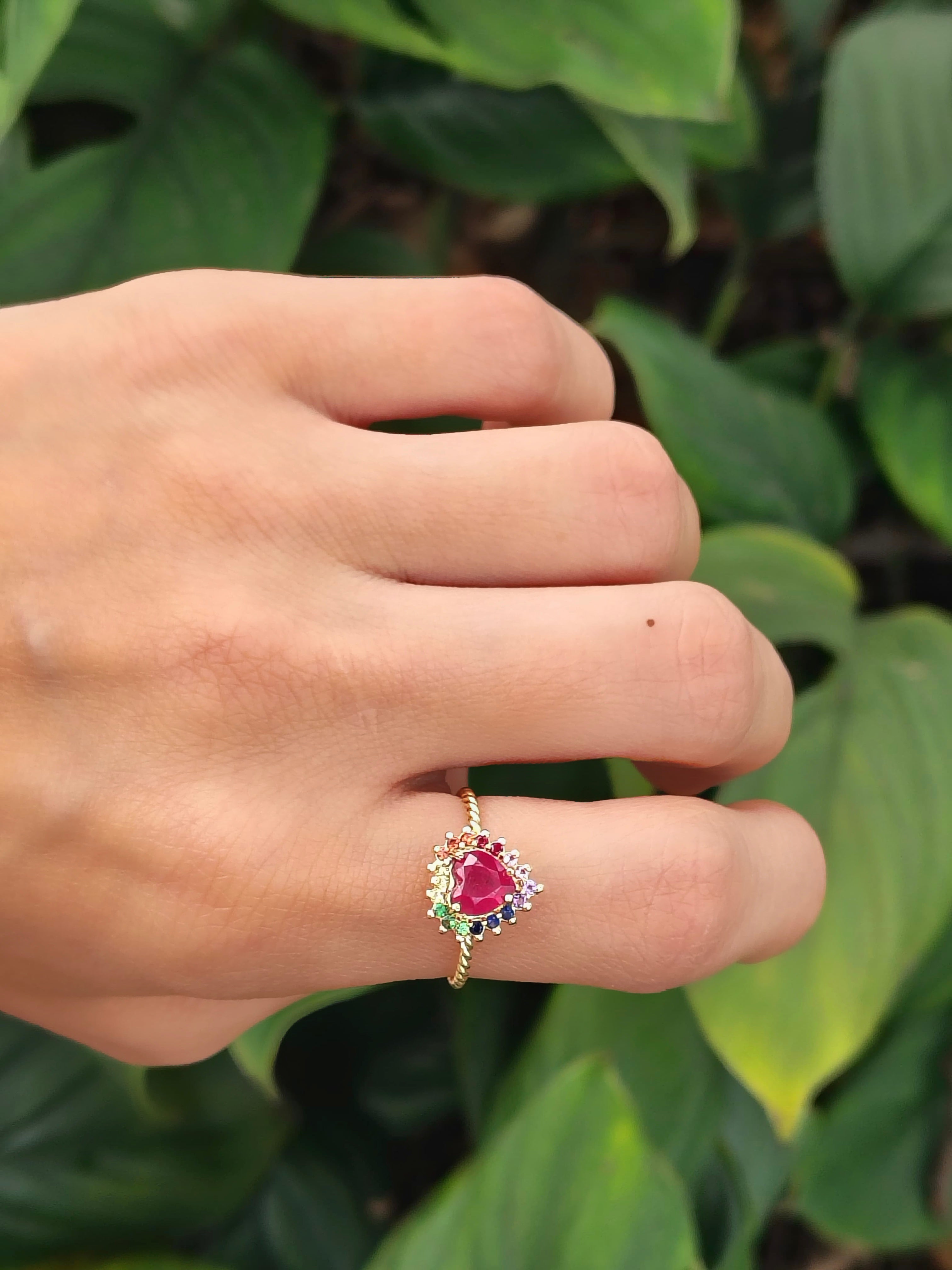 Anillo Camelia con zafiros de colores