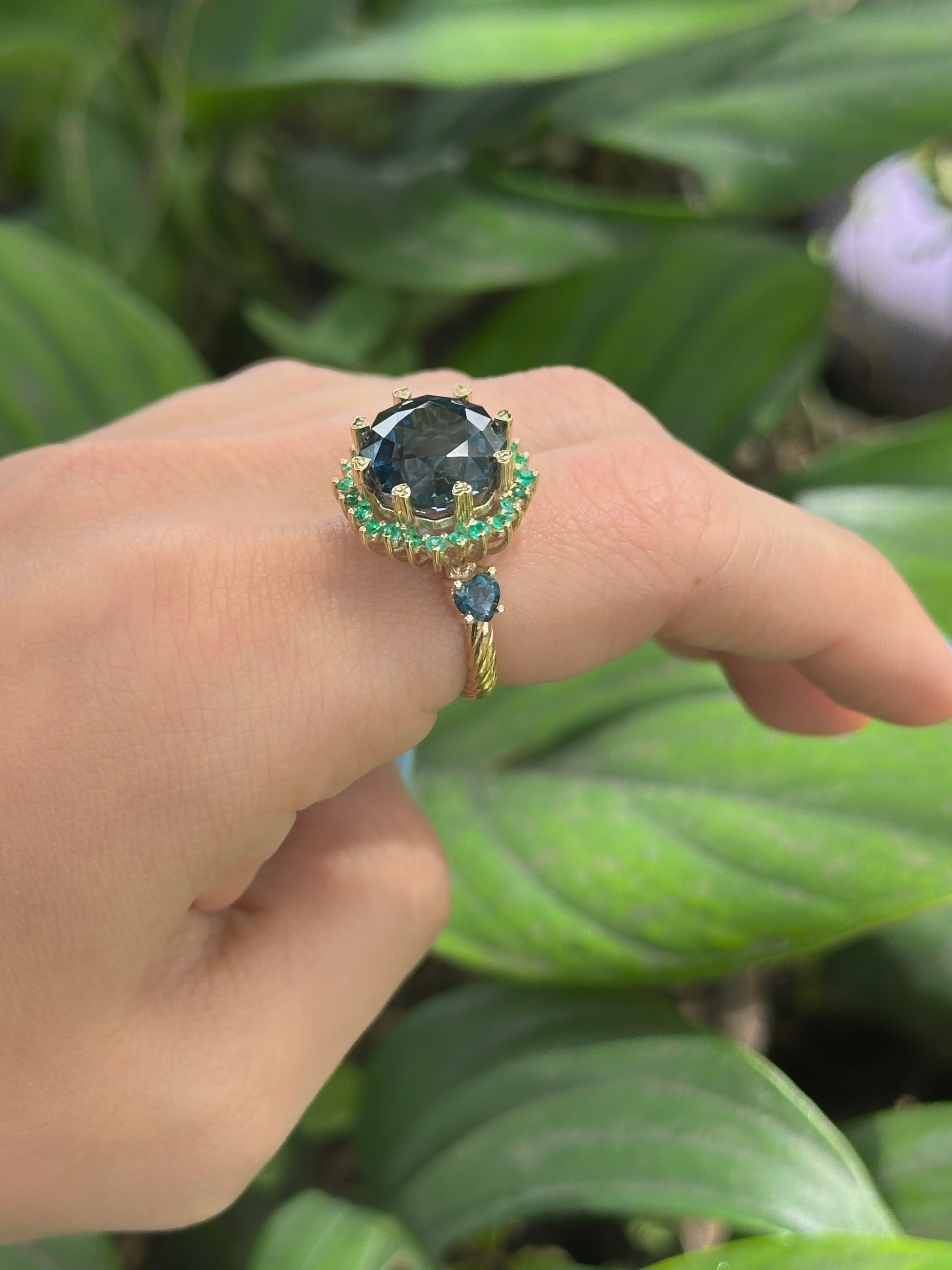 Anillo Topacio london blue cluster Esmeraldas grande
