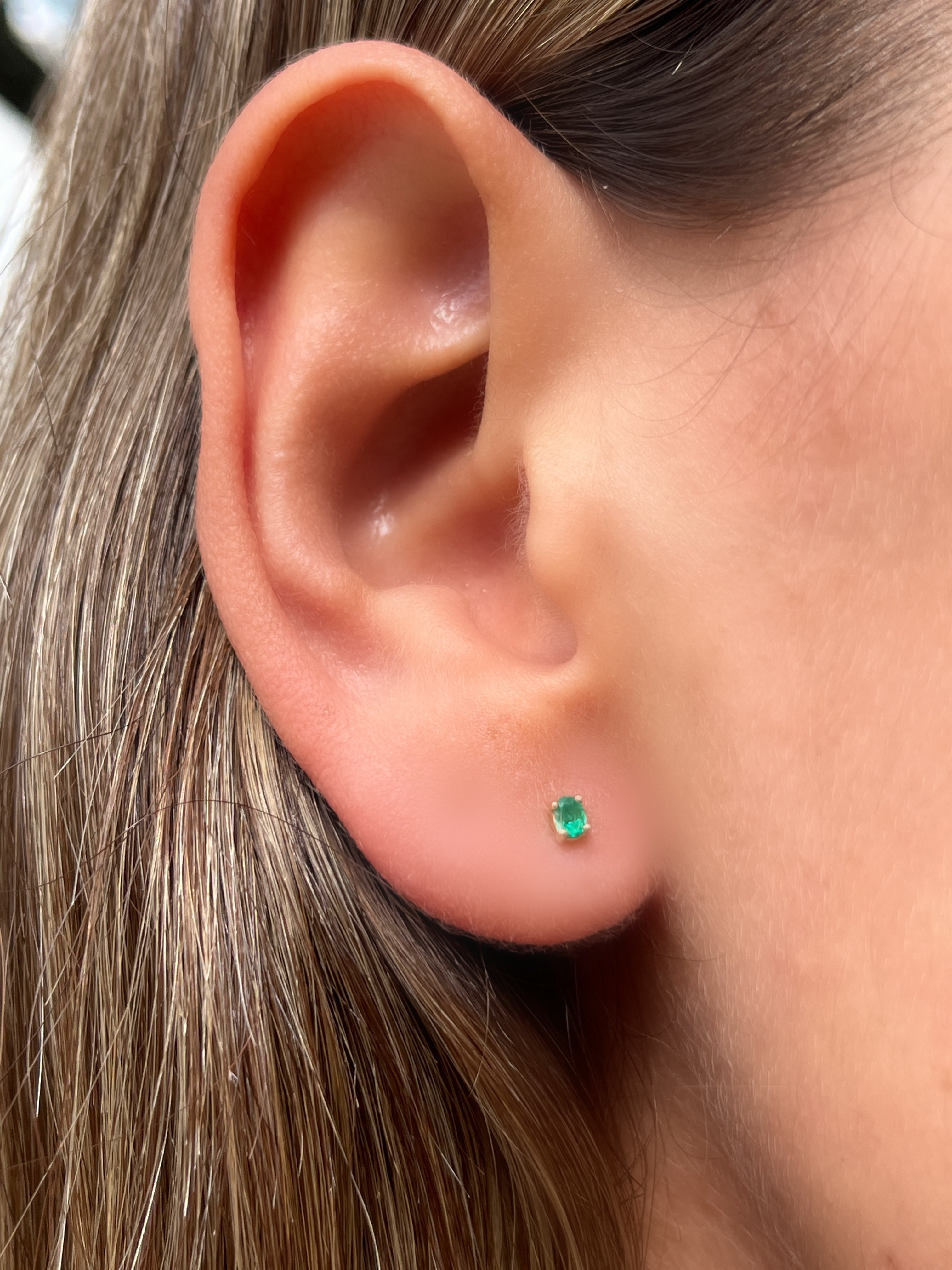 Arete mini esmeralda ovalada