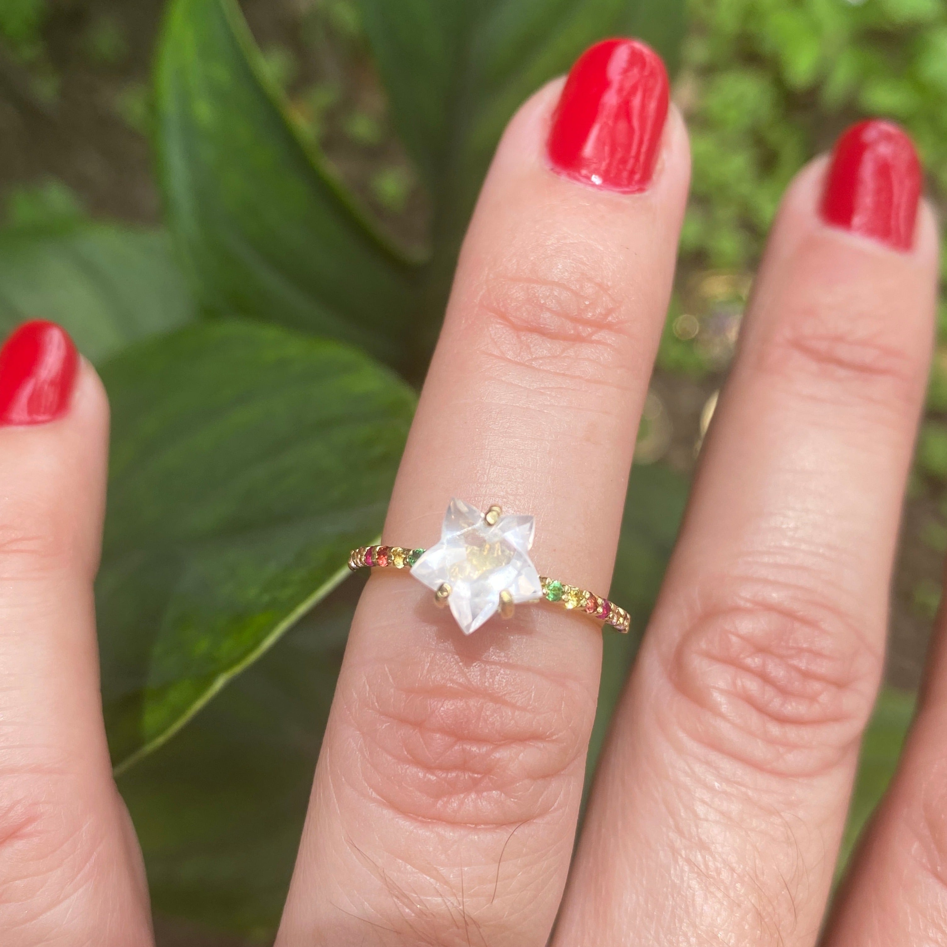 Anillo estrella 8 mm con zafiros de colores