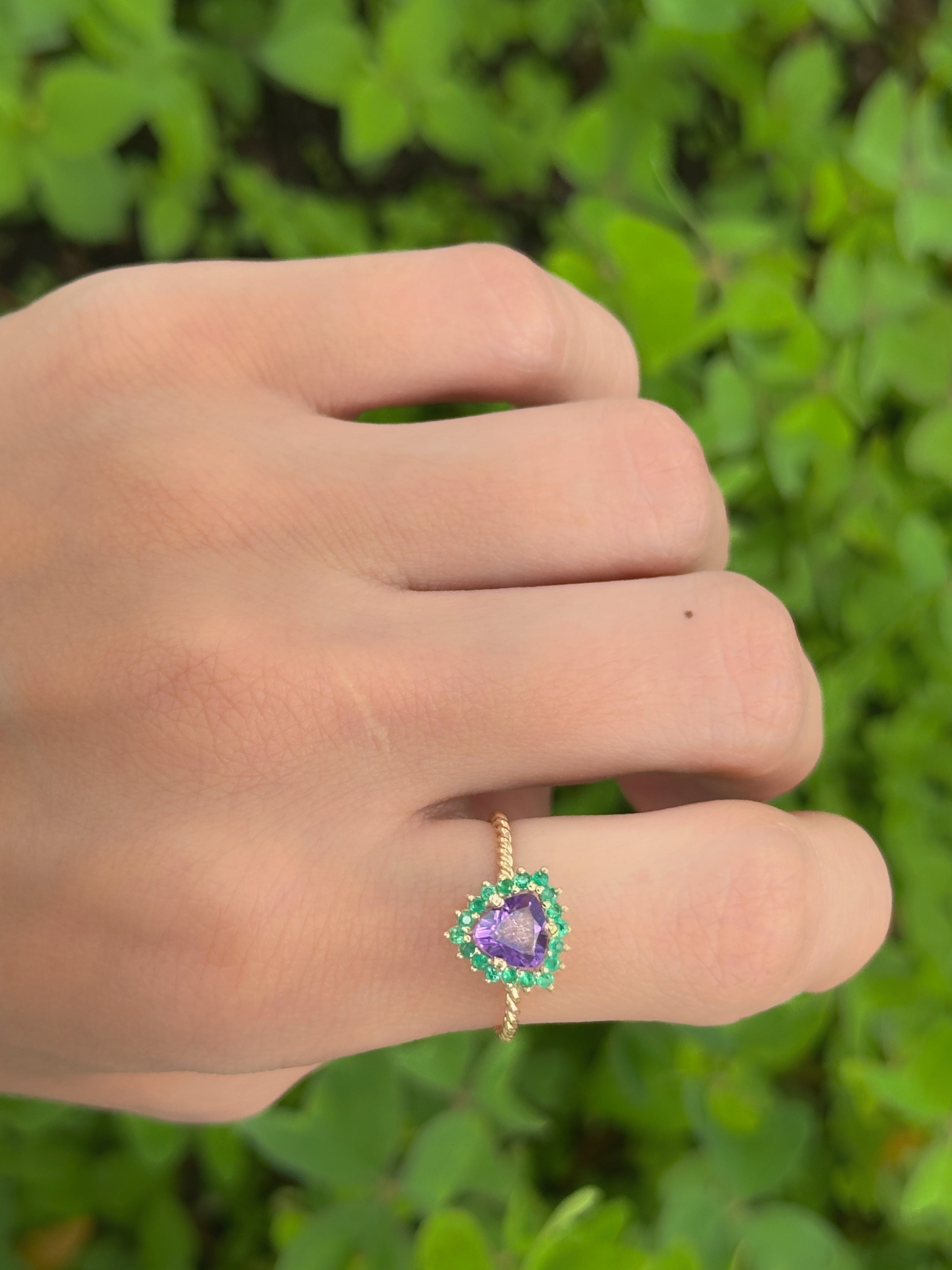 Anillo mini Amatista cluster esmeraldas