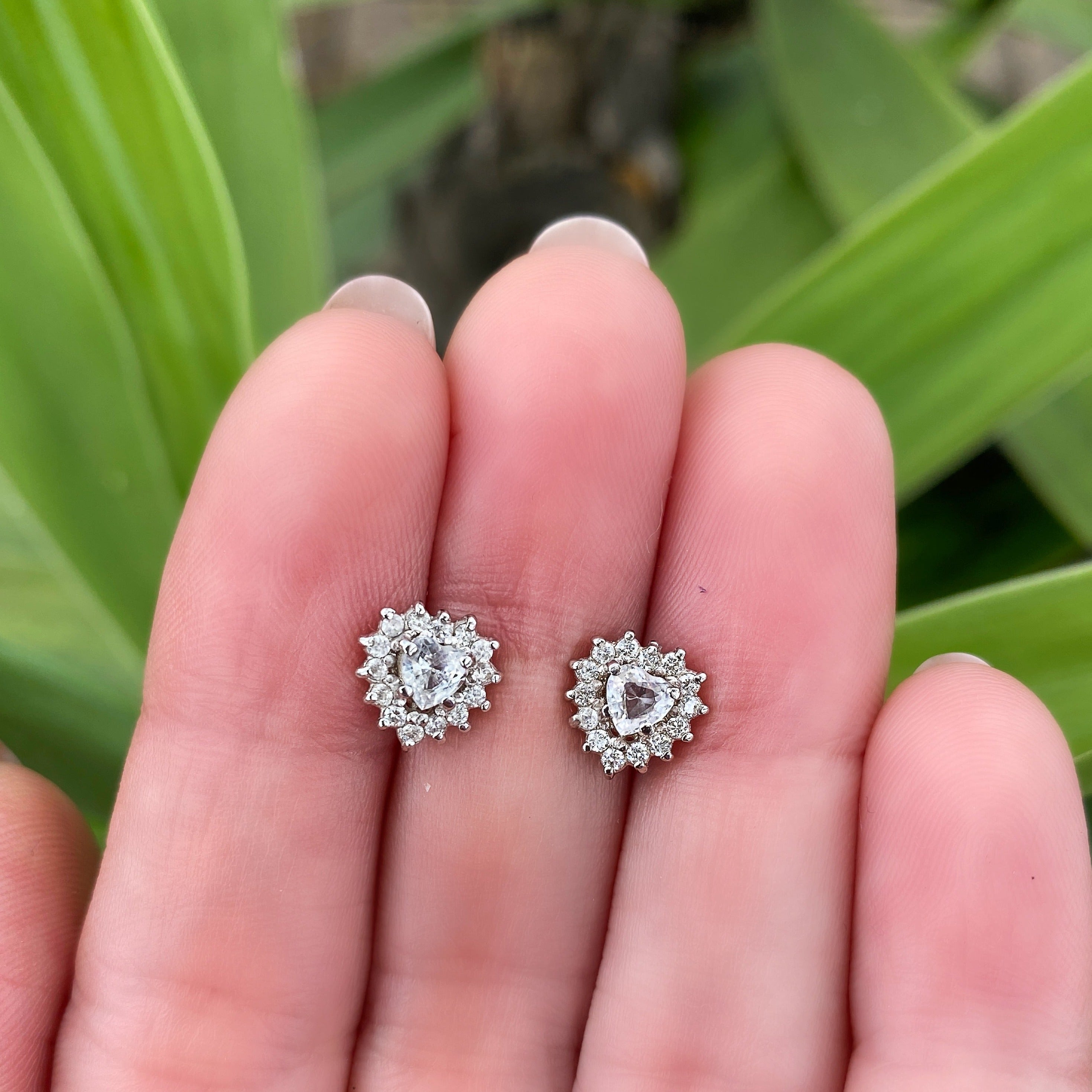 Aretes Camelia Zafiros corazón 4 mm  - Oro Blanco