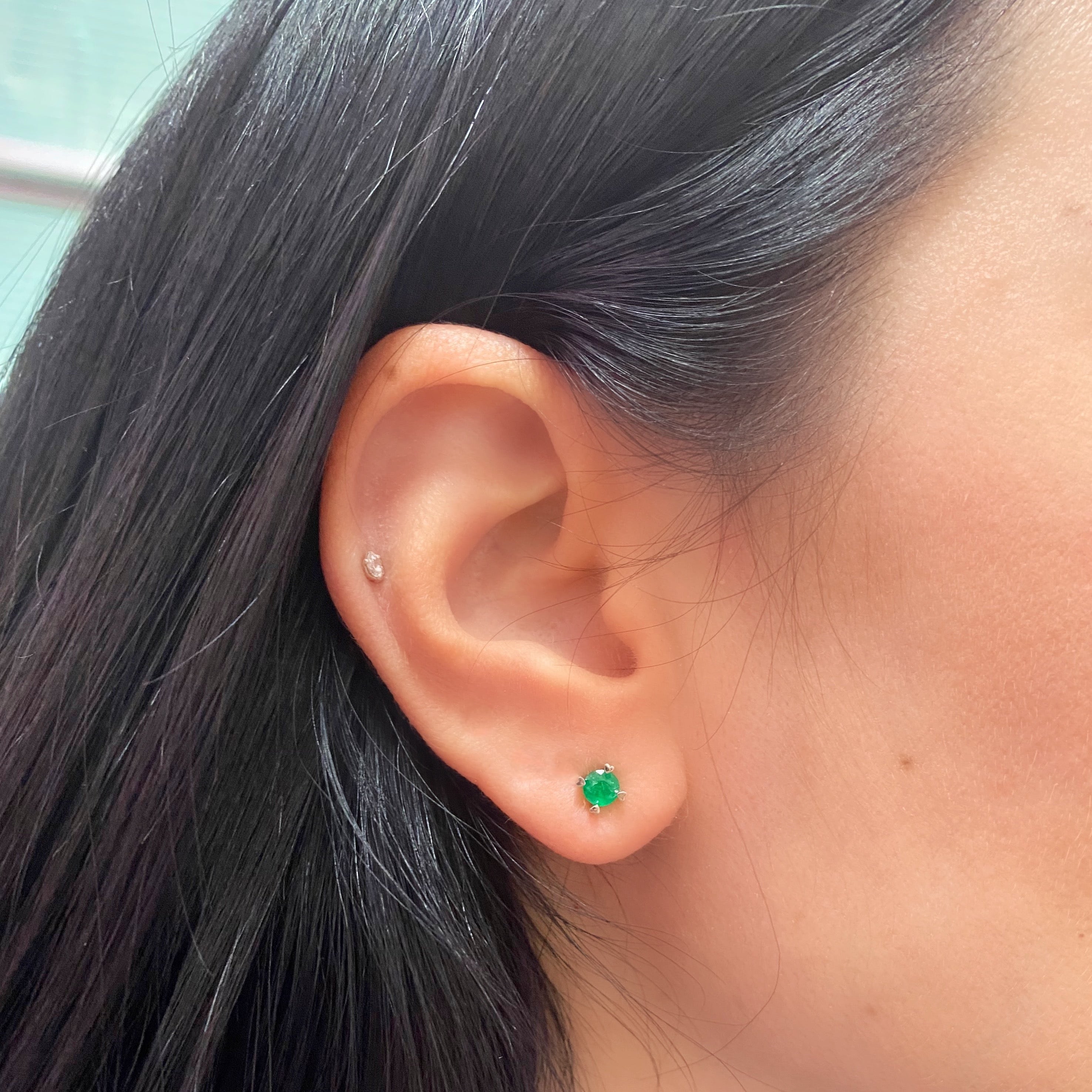 Aretes love 4,5 mm Esmeralda  - Oro blanco