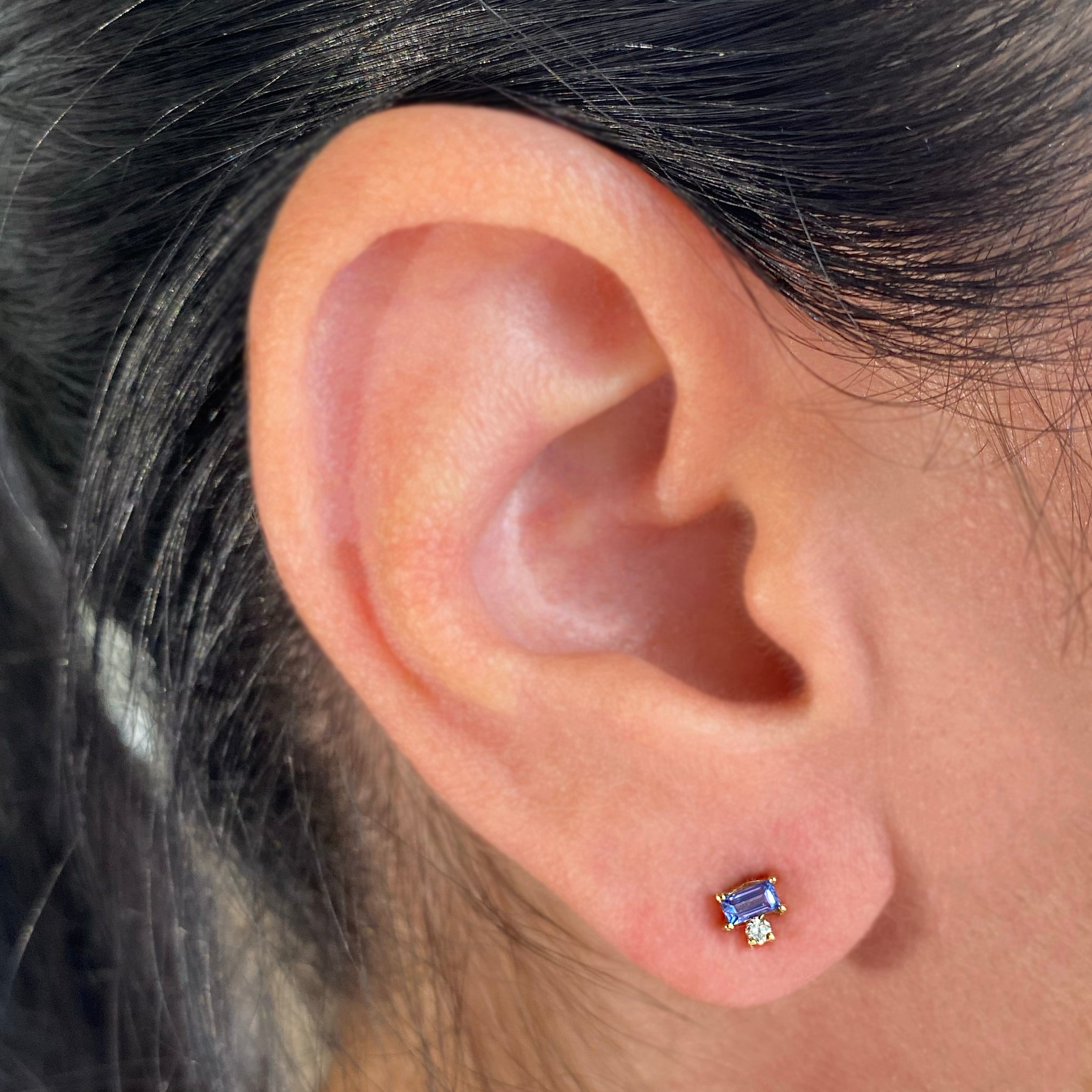 Arete mini corte baguette con diamante