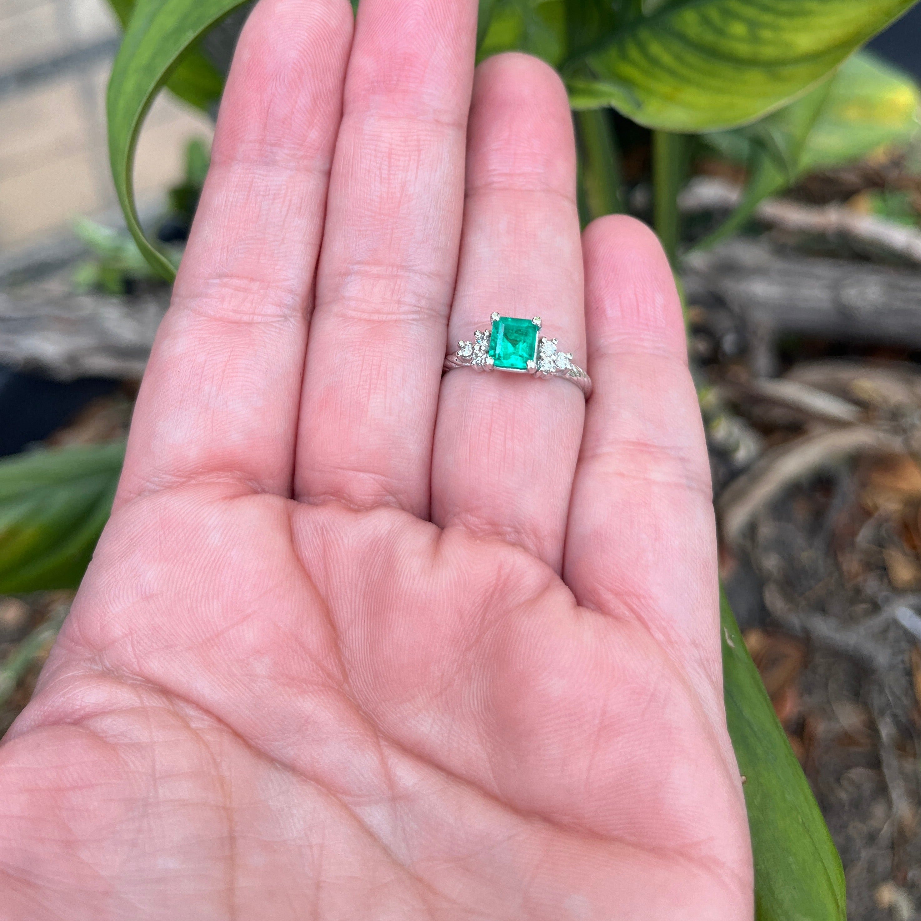 Anillo Esmeralda 0,8 Cts y diamantes.