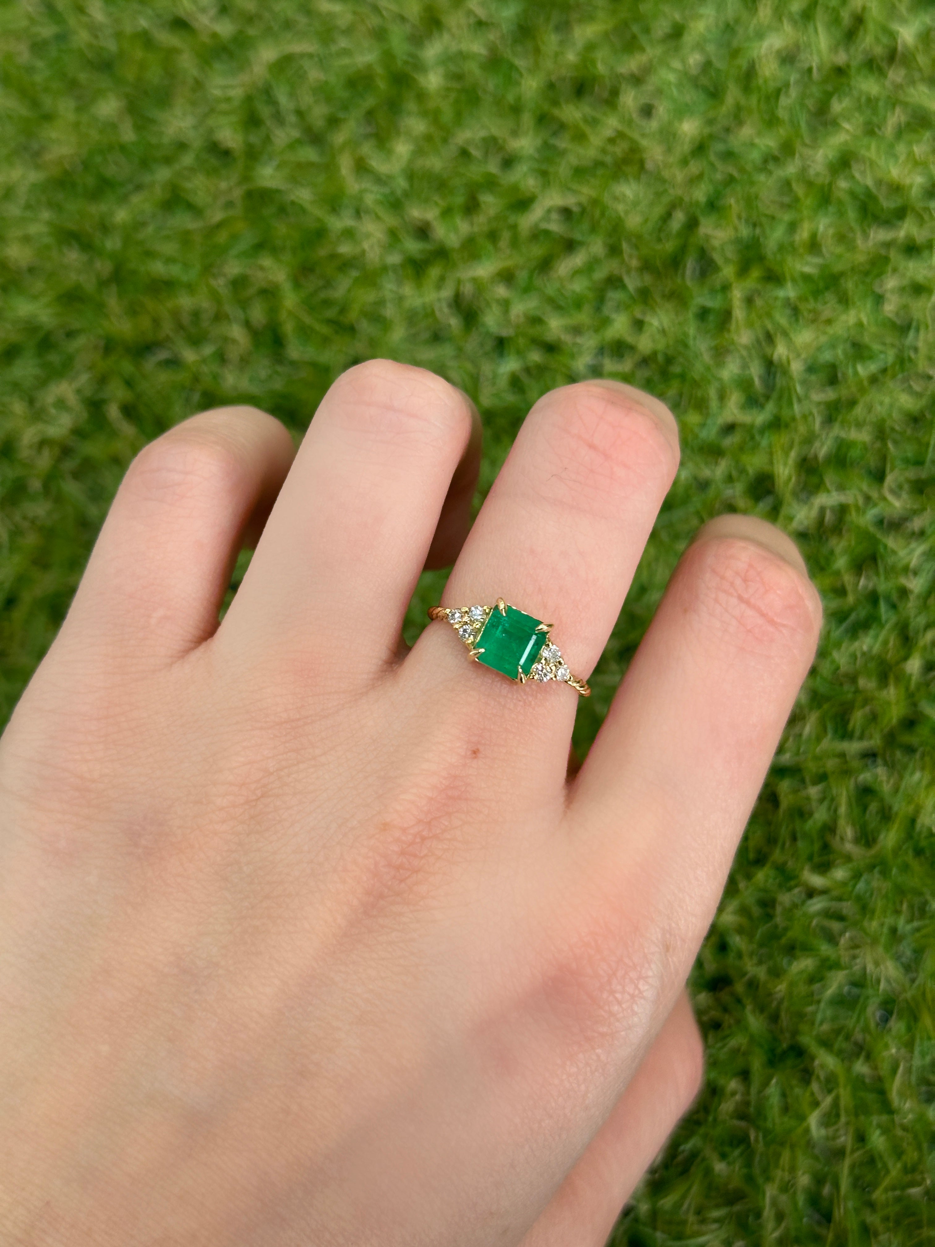 Anillo emperatriz de esmeralda con diamantes