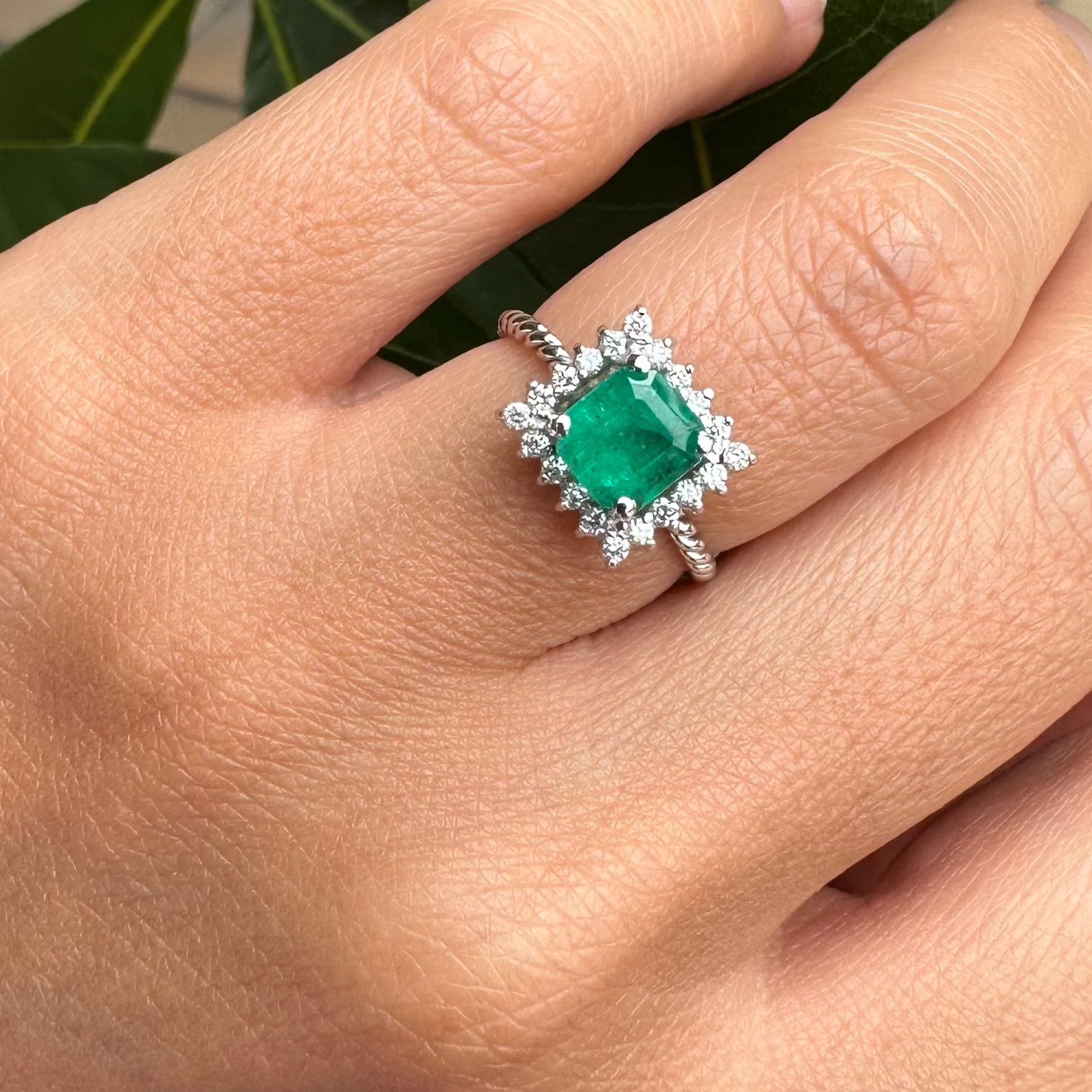 La sortija Modelo CALI es un anillo de esmeralda con diamantes