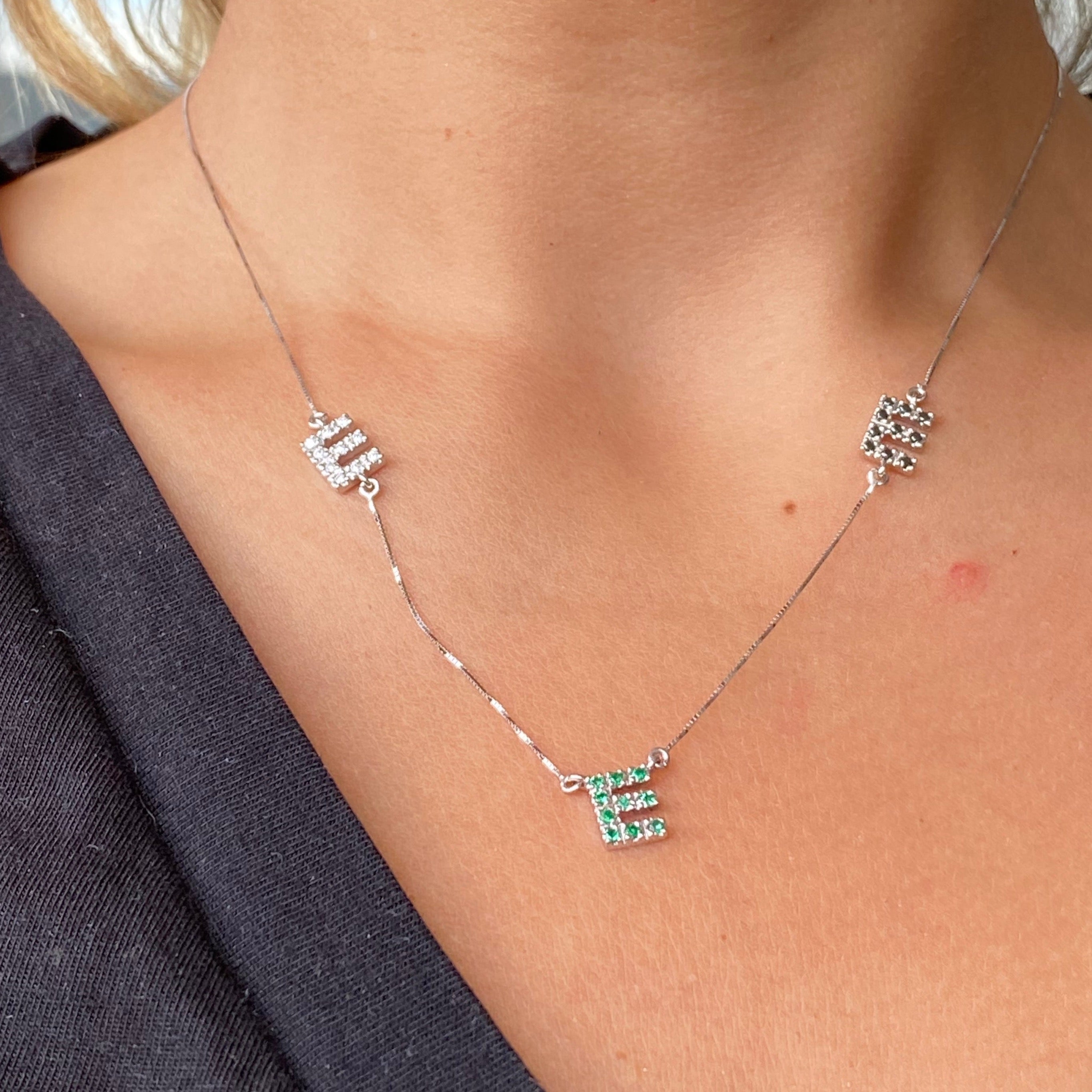 Collar Infinite iniciales