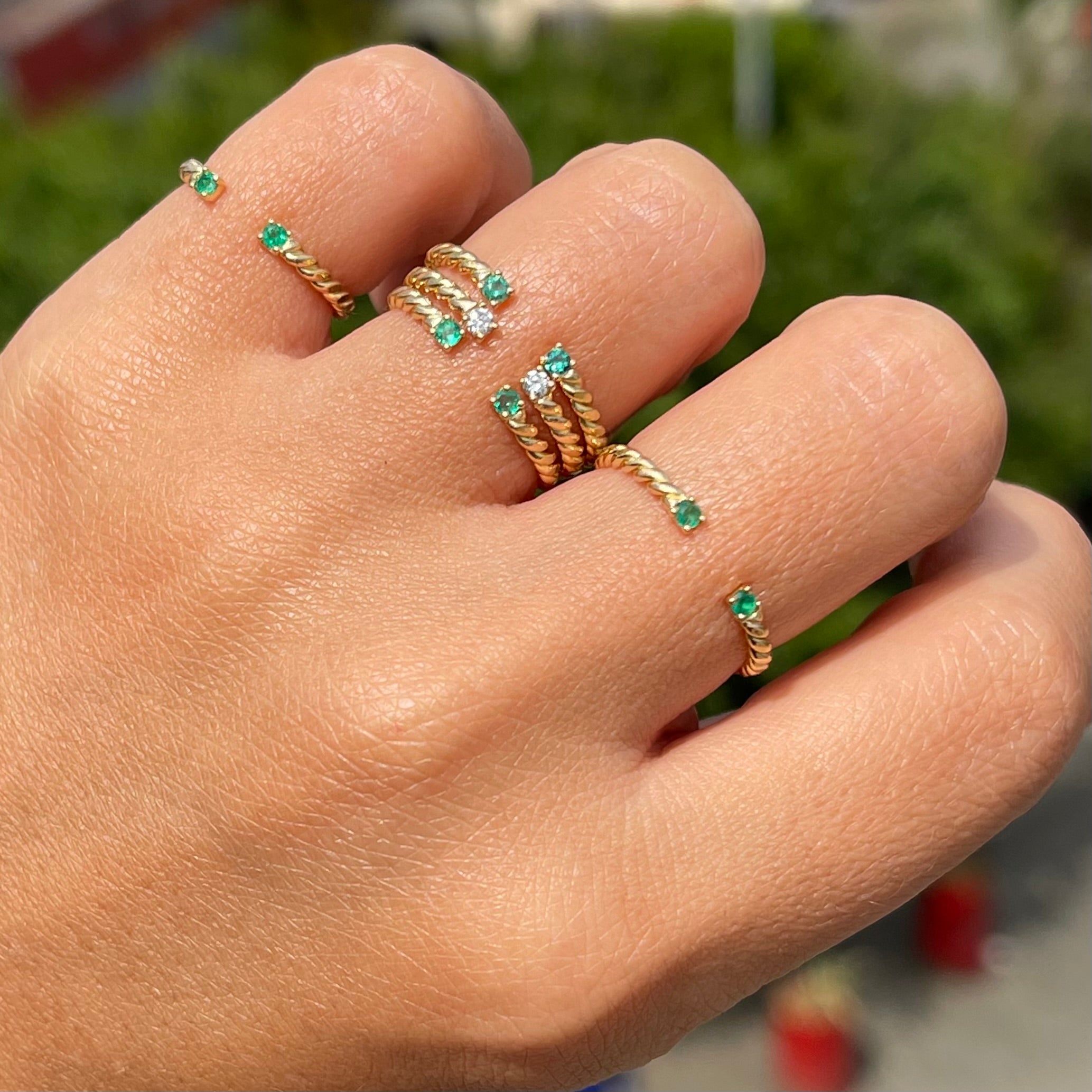 Anillo cascabel en esmeraldas