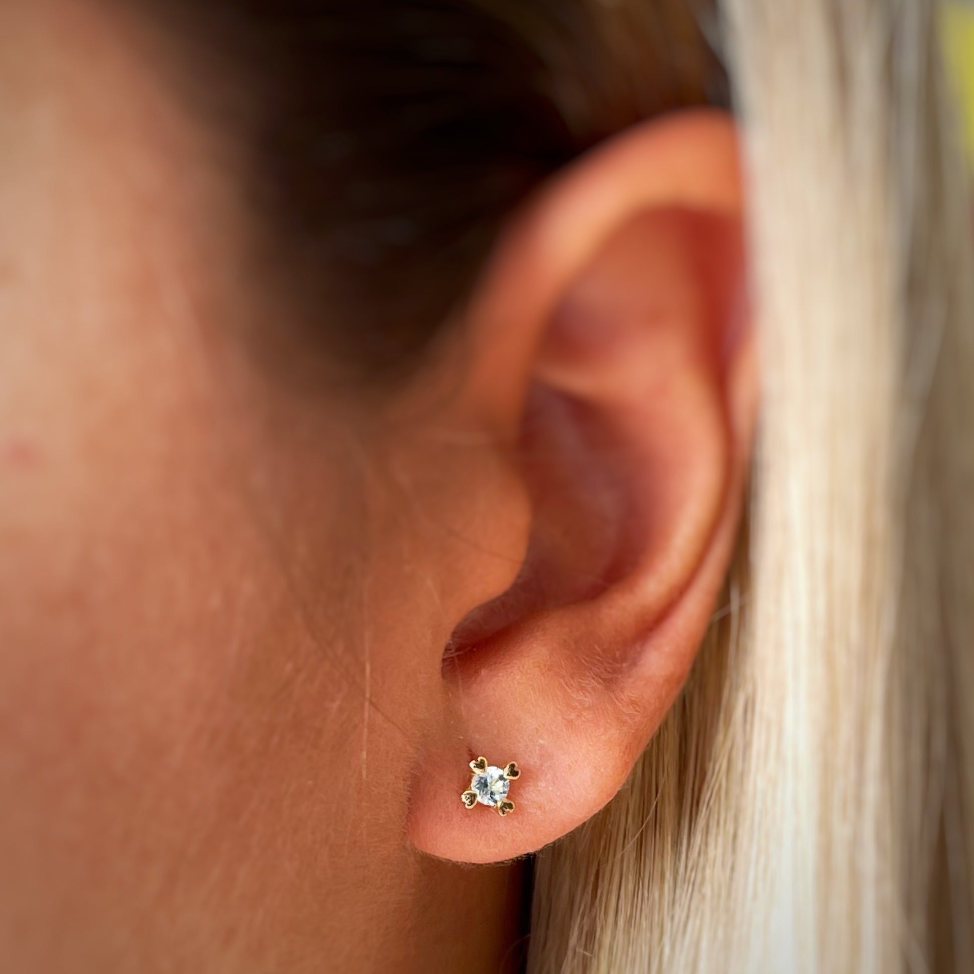 Arete love 3 mm oro amarillo