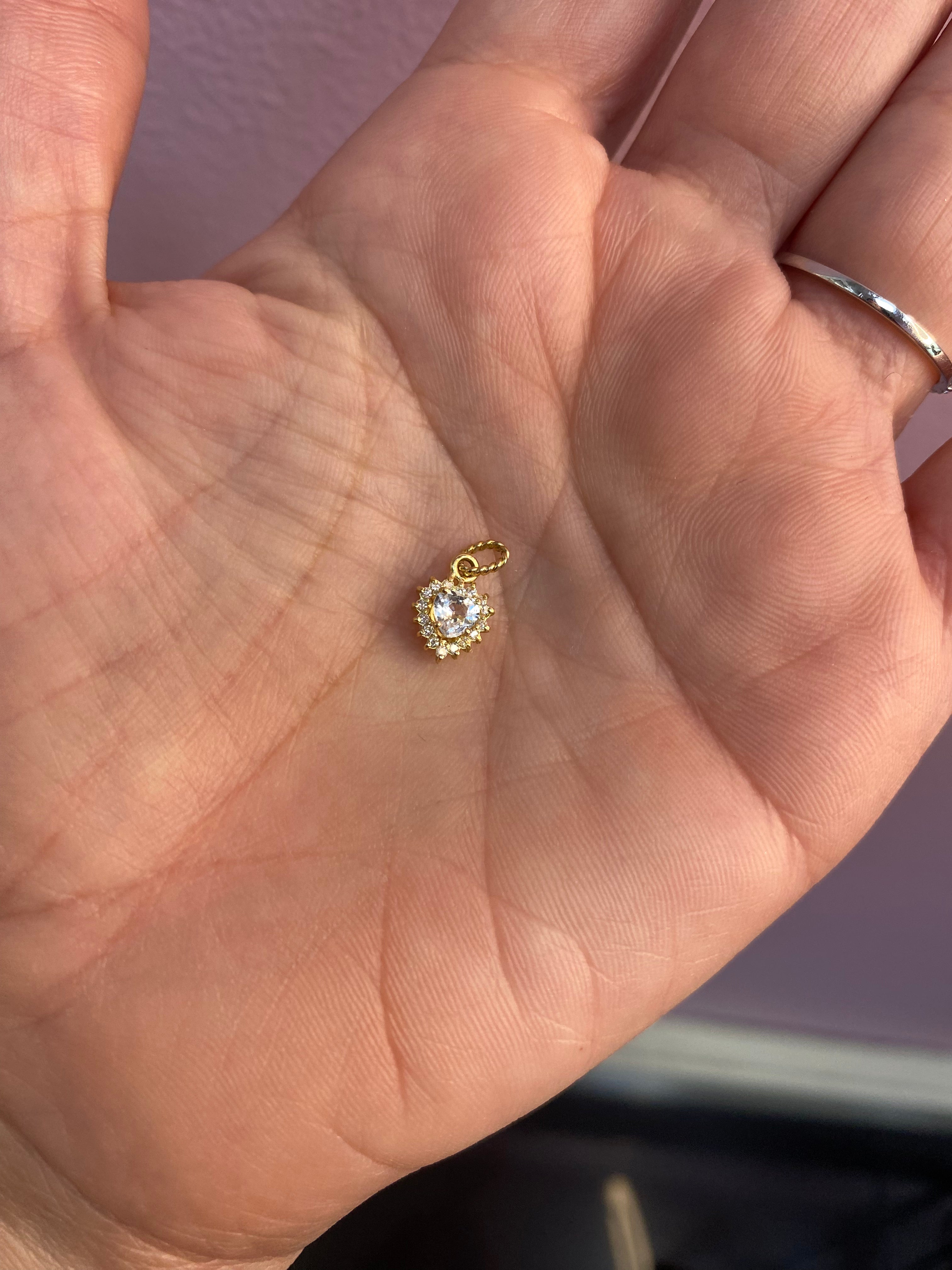 Dije Mini Camelia Oro Amarillo