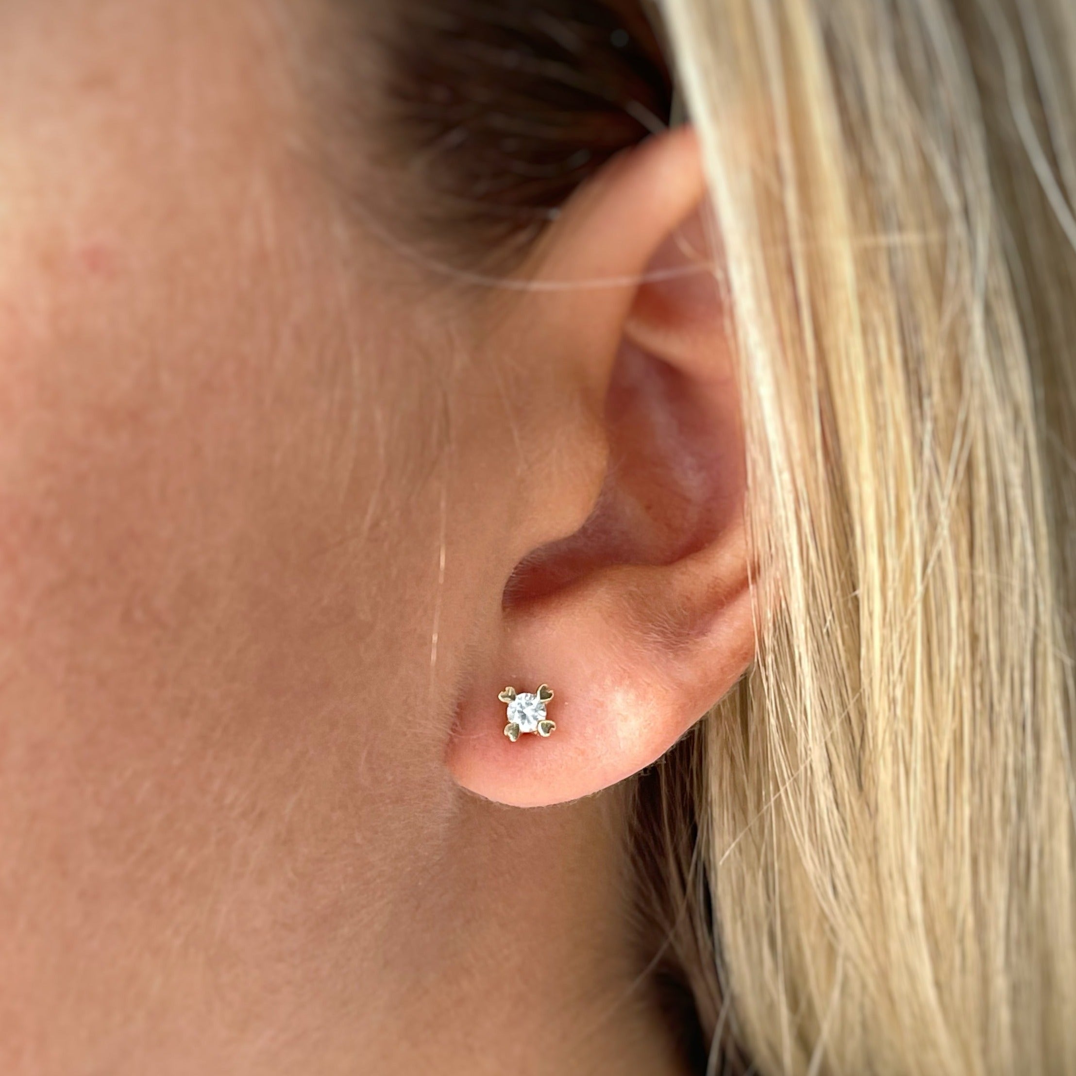 Arete love 3 mm oro amarillo