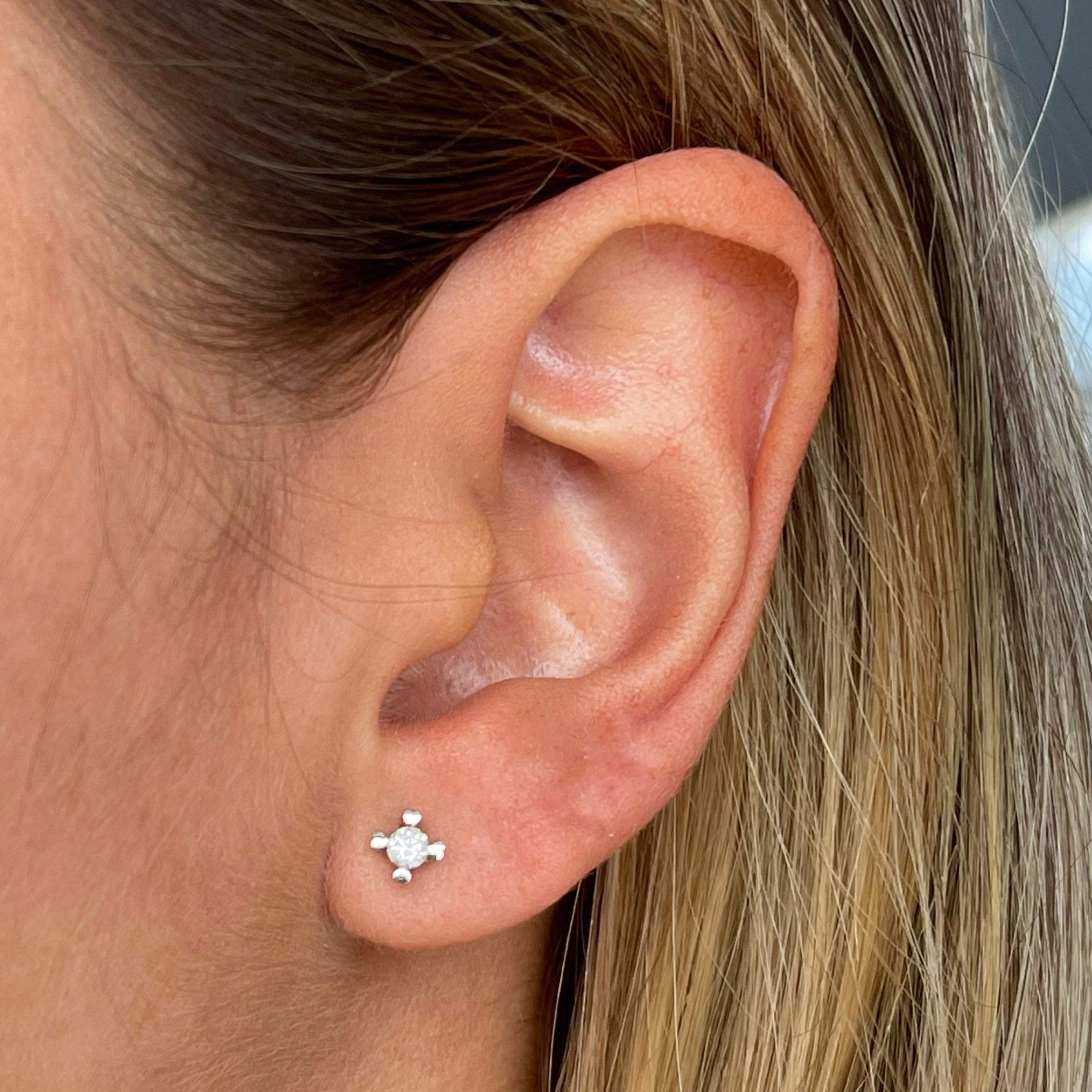 Arete love 3 mm oro blanco