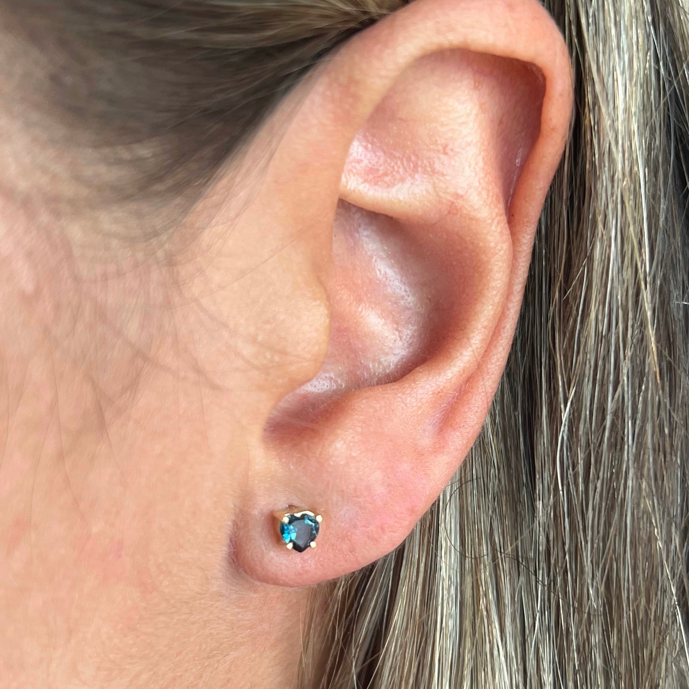 Arete corazón 4mm Oro 18k