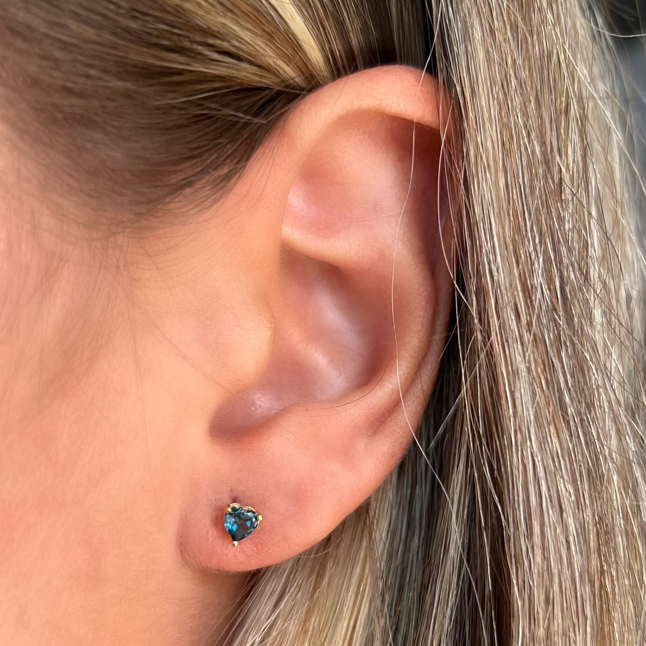 Arete corazón 4mm Oro 18k