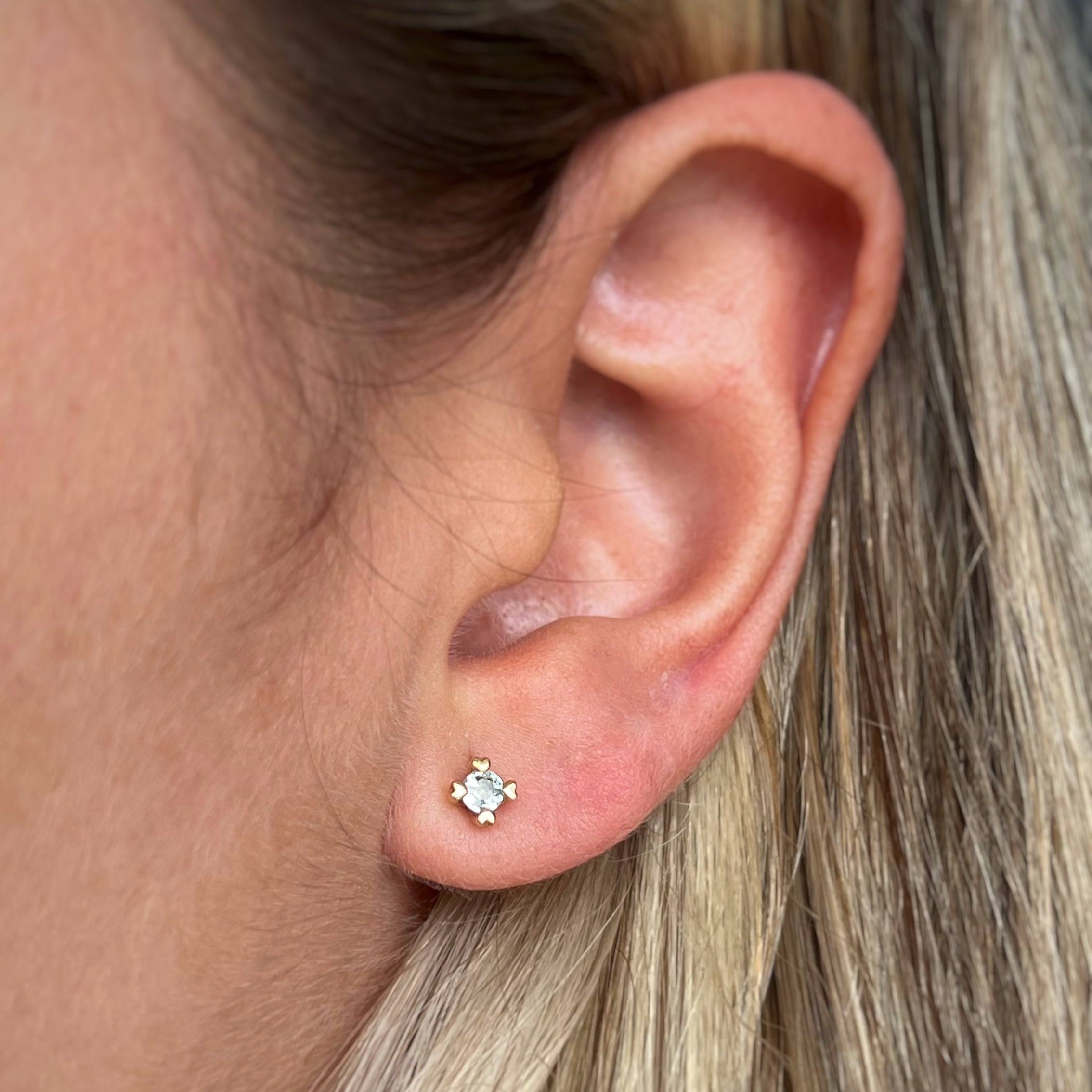 Arete love 3 mm oro amarillo