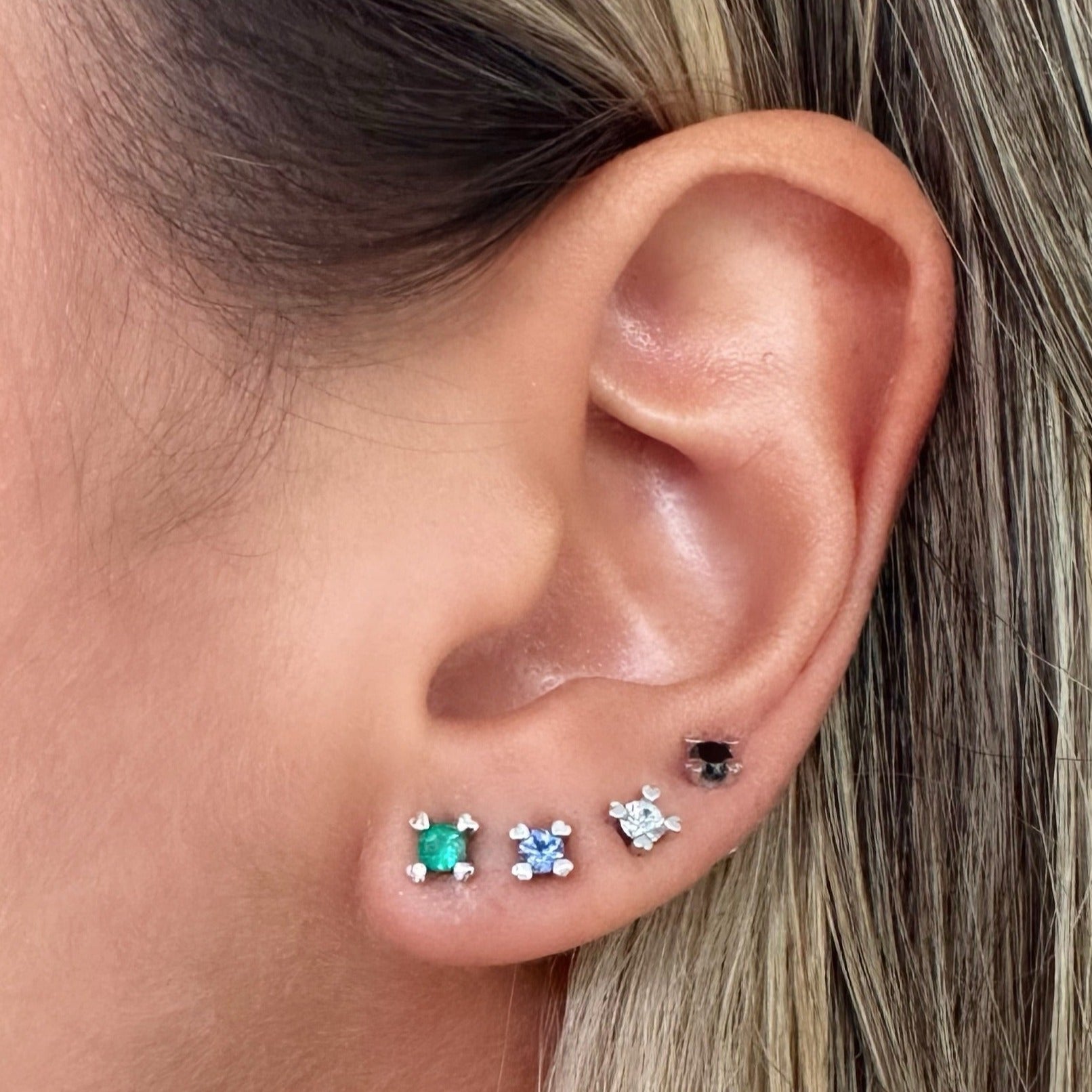 Arete love 3 mm oro blanco