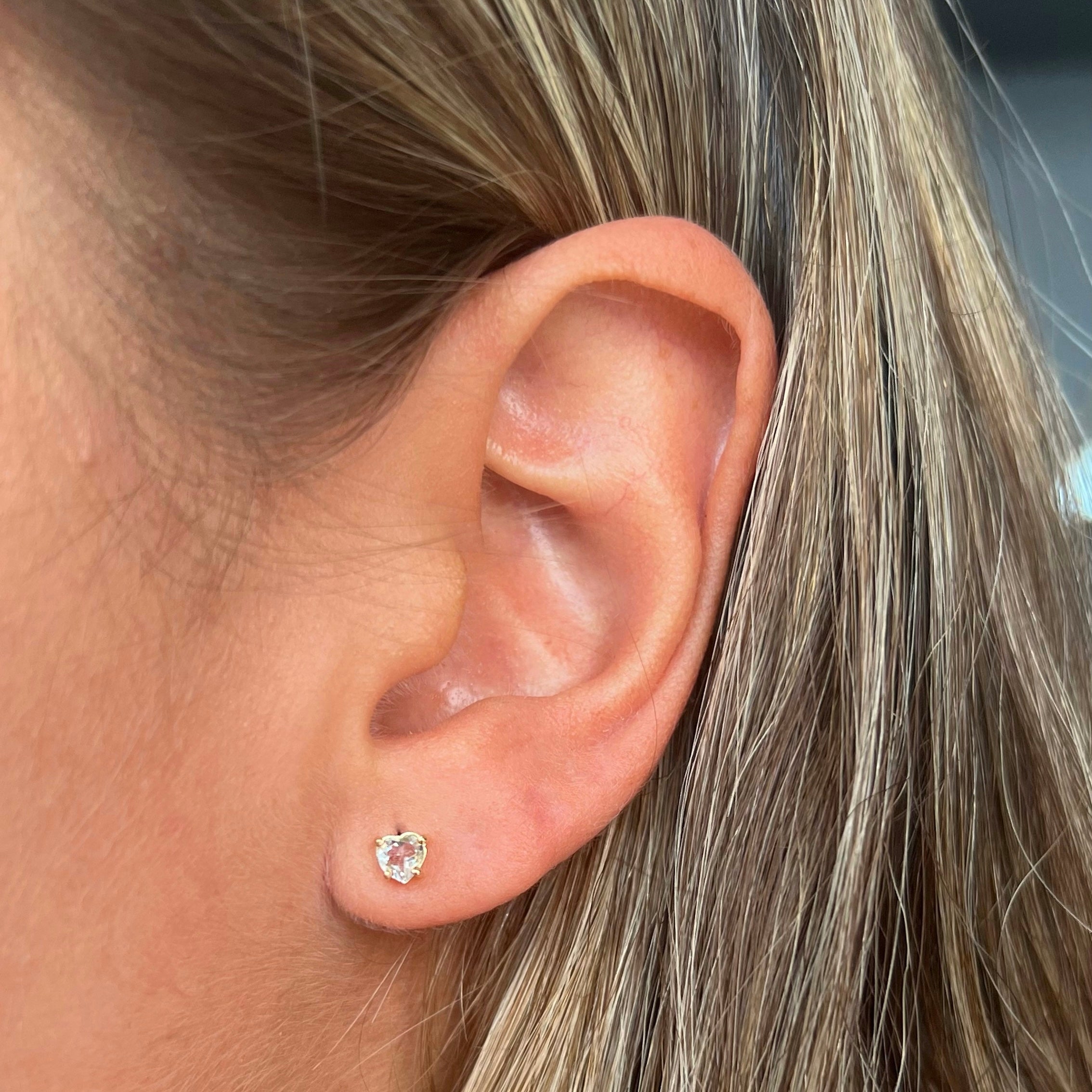 Arete corazón 4mm Oro 18k